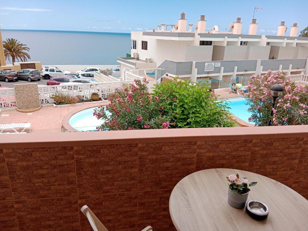 聖奧古斯丁的住宿－EL MORRO SEA VIEW APARTMENT，海景阳台上的桌椅