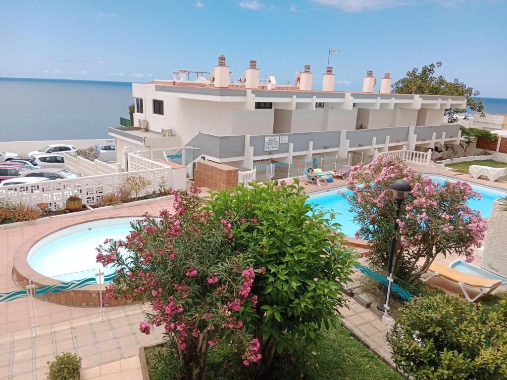 a resort with a swimming pool and a building at EL MORRO SEA VIEW APARTMENT in San Agustin