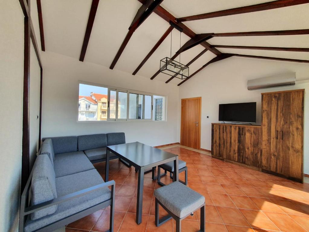 un soggiorno con divano e tavolo di Apartment GIDAS a Zara (Zadar)