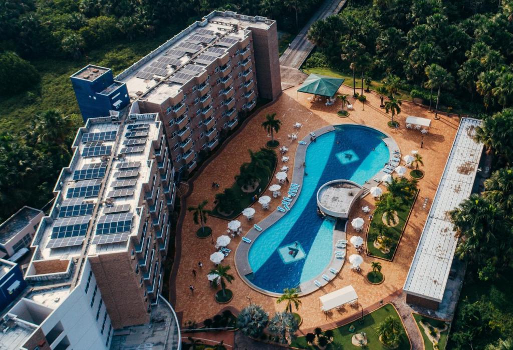 uma vista panorâmica de um hotel com piscina em Gran Lençois Flat em Barreirinhas