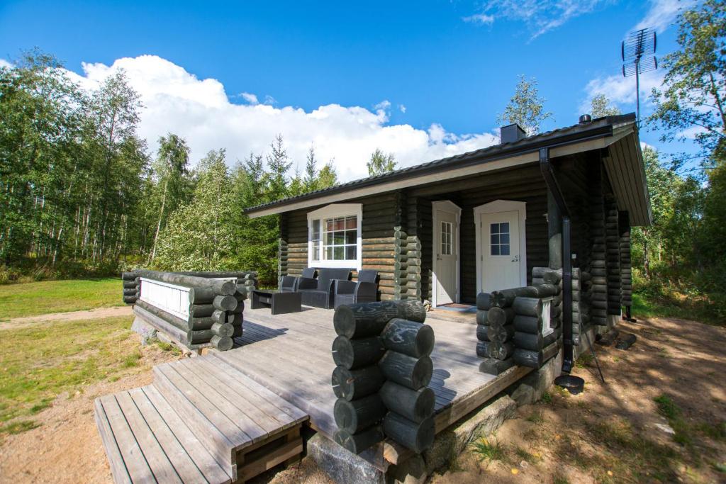 a log cabin with a porch and a deck at Mertaranta in Pääjärvi