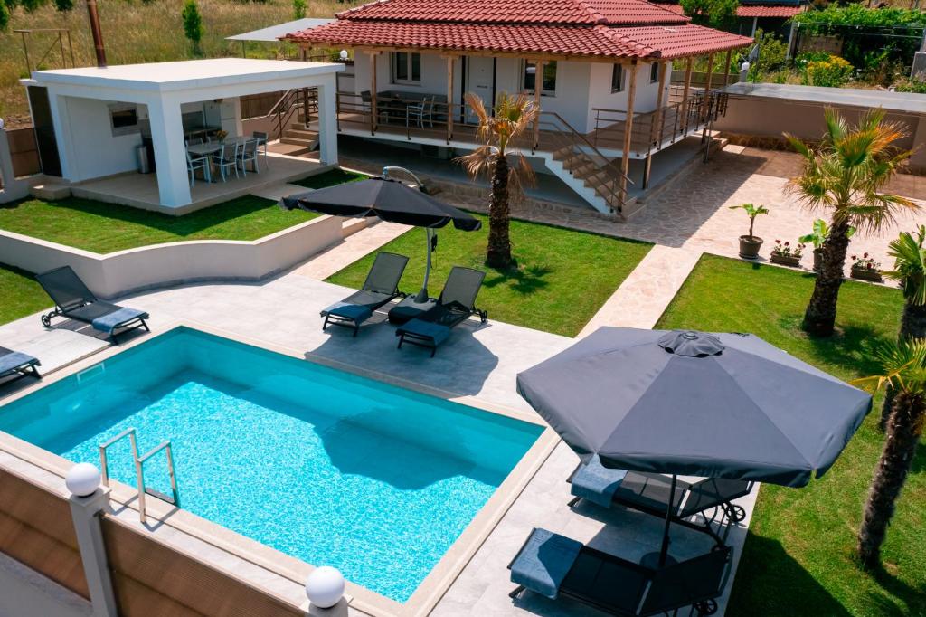 Bazén v ubytování Villa Liana , private Villa with pool and garden nebo v jeho okolí