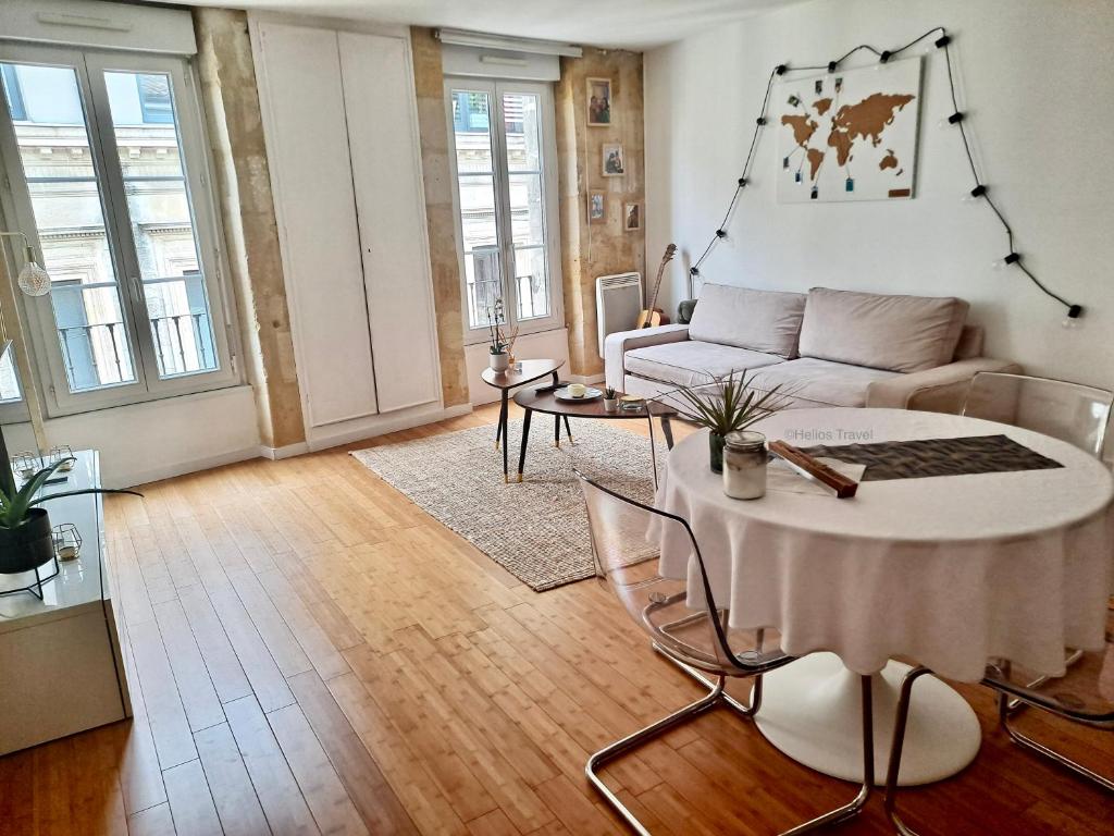 un salon avec un canapé et une table dans l'établissement Le Sainte Croix, beau T2 lumineux à 800 m de la gare St Jean, à Bordeaux