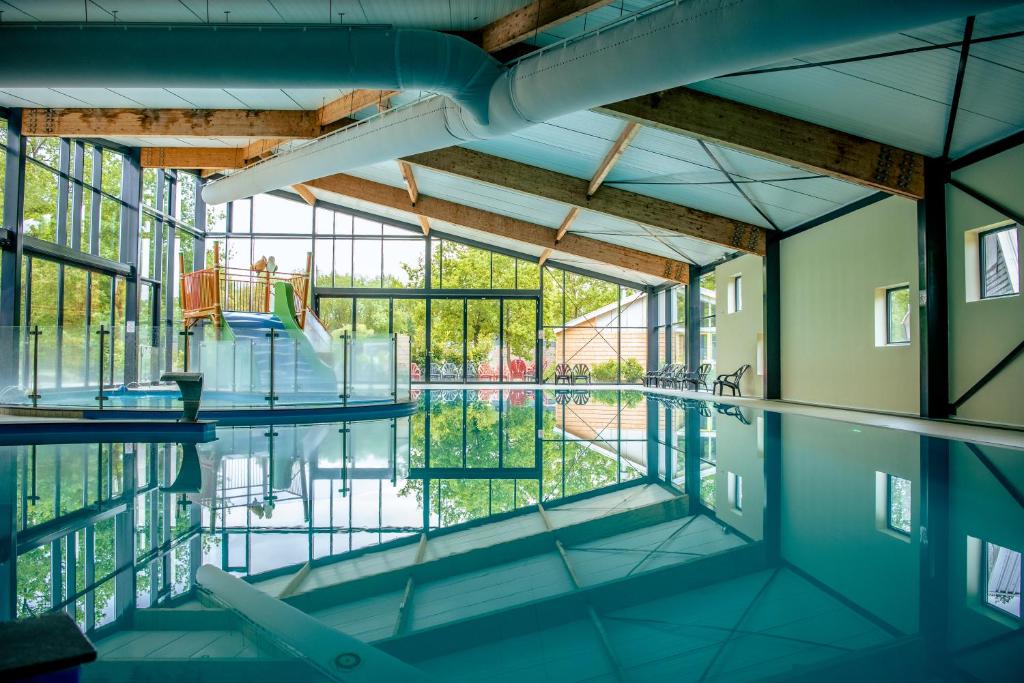 Bazén v ubytování EuroParcs Ruinen nebo v jeho okolí