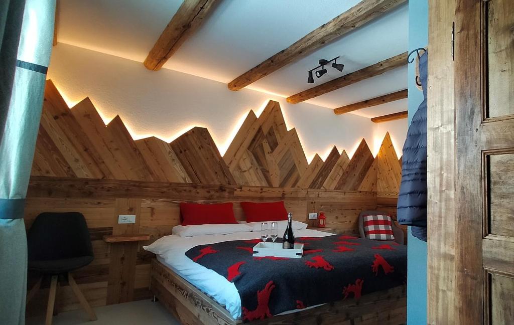 um quarto com uma cama num chalé de madeira em B&B Le Fió em Valtournenche