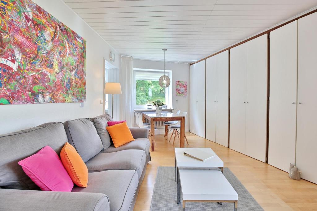 sala de estar con sofá y mesa en Gorch Fock Ring Strand und Meer Appartement 1, en Scharbeutz