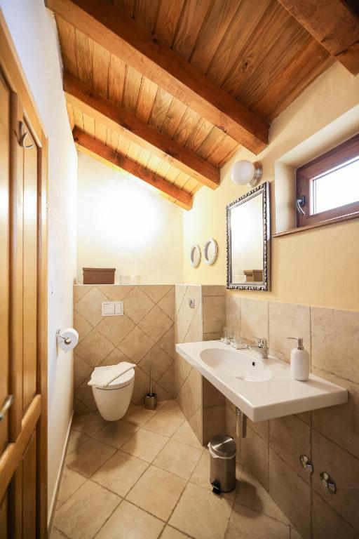 łazienka z umywalką i toaletą w obiekcie Villa Mileti w mieście Šibuljina