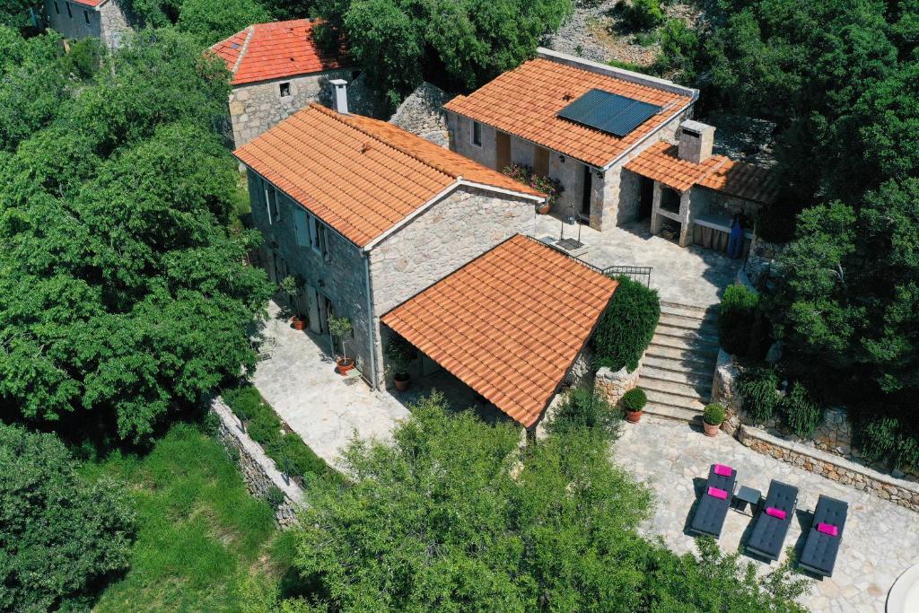 widok na dach domu z pomarańczowymi dachami w obiekcie Villa Mileti w mieście Šibuljina