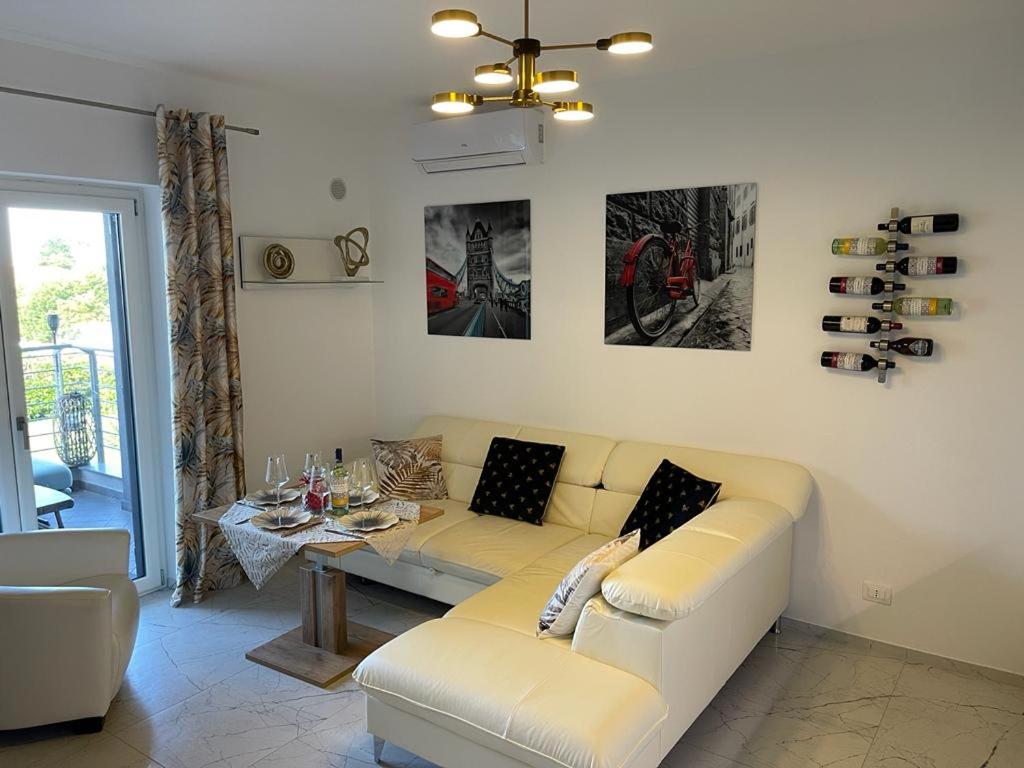 - un salon avec un canapé et une table dans l'établissement Luce del Sole, à Montepaone