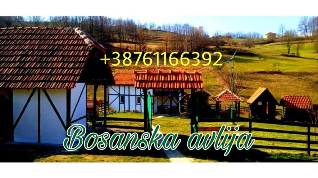 une photo d'une maison avec une clôture et un panneau dans l'établissement Etno selo Visoko Apartmani, à Visoko