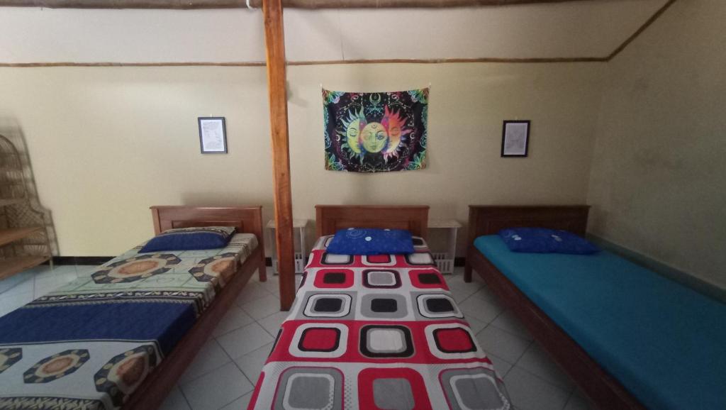 Postel nebo postele na pokoji v ubytování Harry's Ocean House Watukarung Homestay
