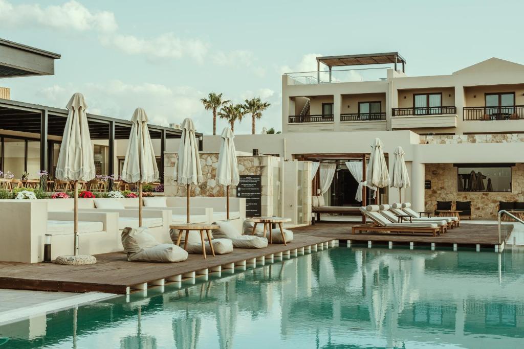 Bazén v ubytování Asterion Suites & Spa - Designed for Adults nebo v jeho okolí
