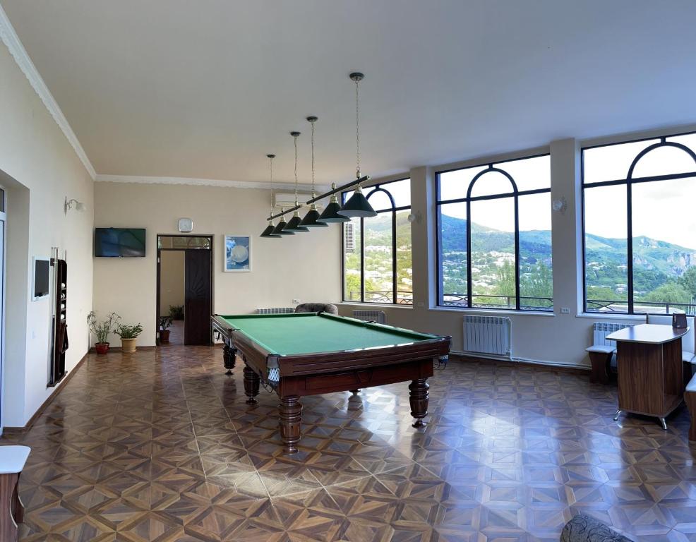 Biliár nebo kulečník v ubytování Yolyans Hotel