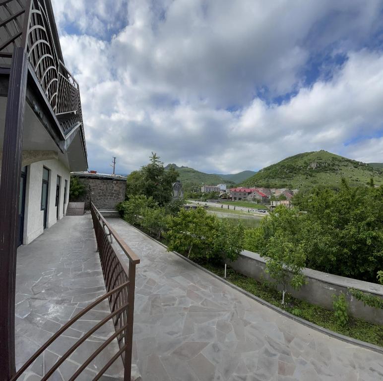 Nespecifikovaný výhled na hory nebo výhled na hory při pohledu z hotelu