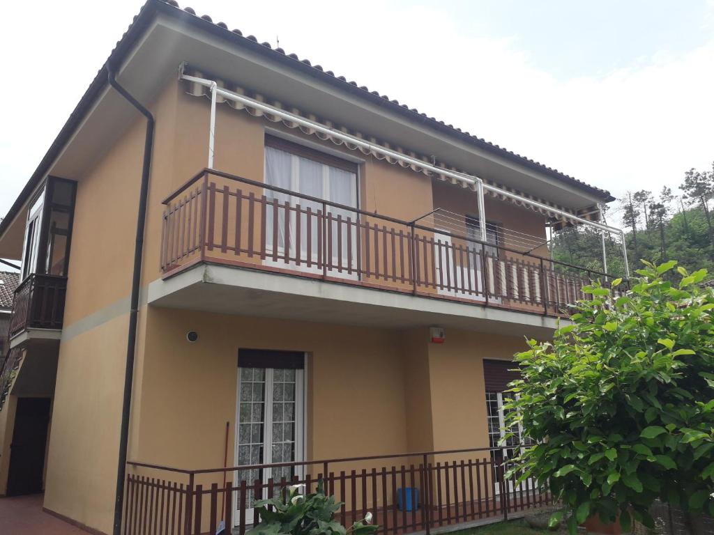 una casa con balcón en la parte superior en La casa di Alice e Matteo, en Casarza Ligure