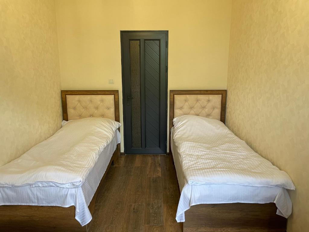 Postel nebo postele na pokoji v ubytování Yolyans Hotel