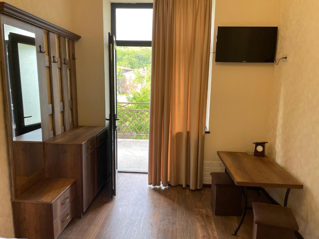 TV a/nebo společenská místnost v ubytování Yolyans Hotel