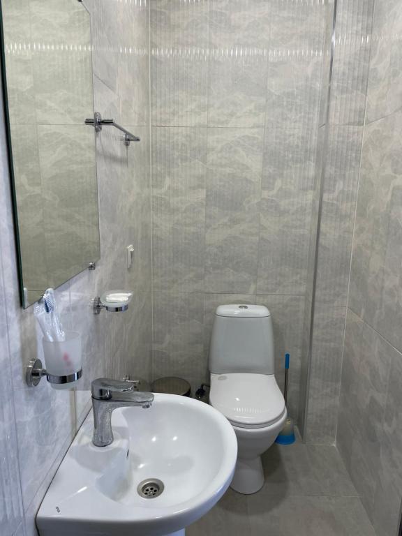 Koupelna v ubytování Yolyans Hotel