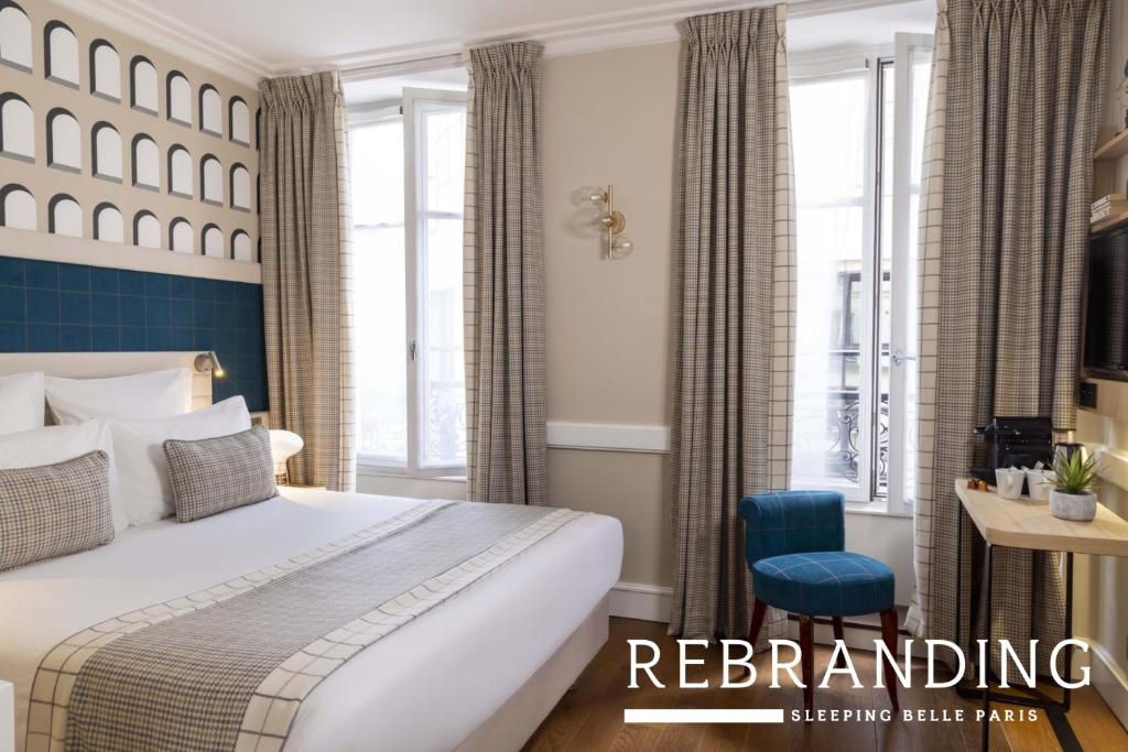 um quarto de hotel com uma cama e uma cadeira em Hotel Sleeping Belle em Paris