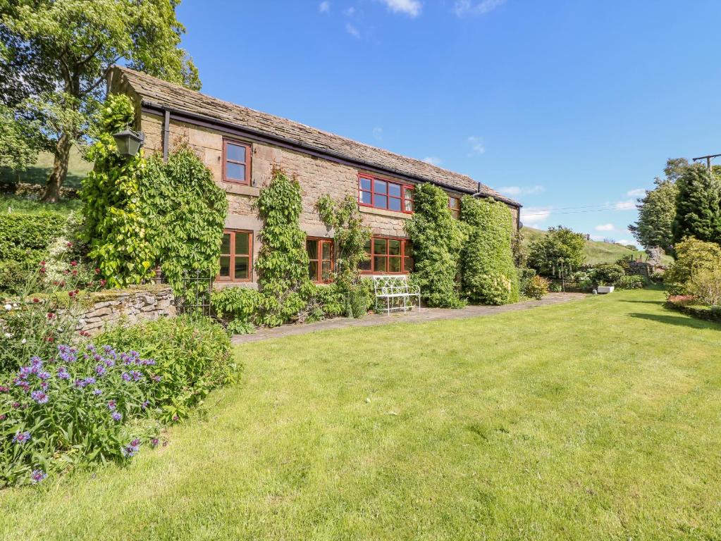 an exterior view of a house with a yard at Gag Aye Farm in Buxton