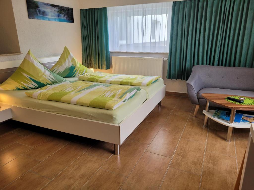 ツィノヴィッツにあるFerienappartementのベッドとテーブルが備わるホテルルームです。