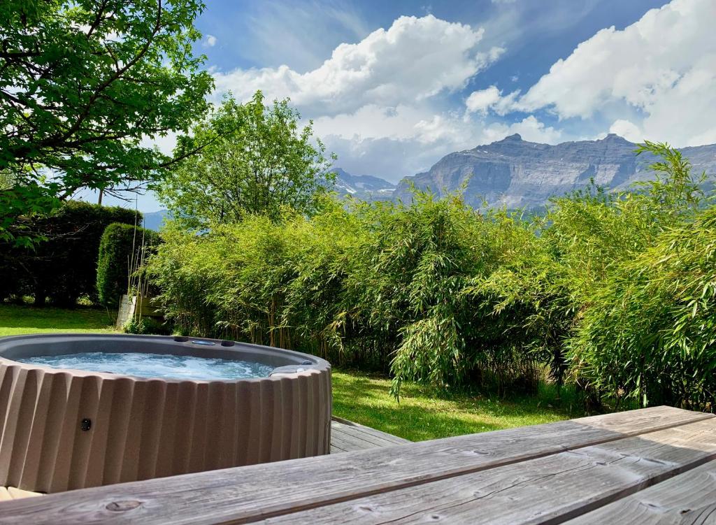 Appartement avec jacuzzi dans chalet privé, grande terrasse, parking gratuit - Housity