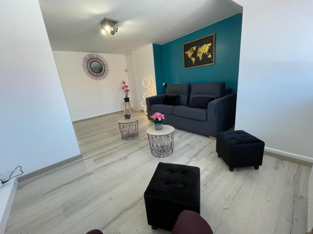 salon z kanapą i stołem w obiekcie la Perle Bleue w mieście Outreau