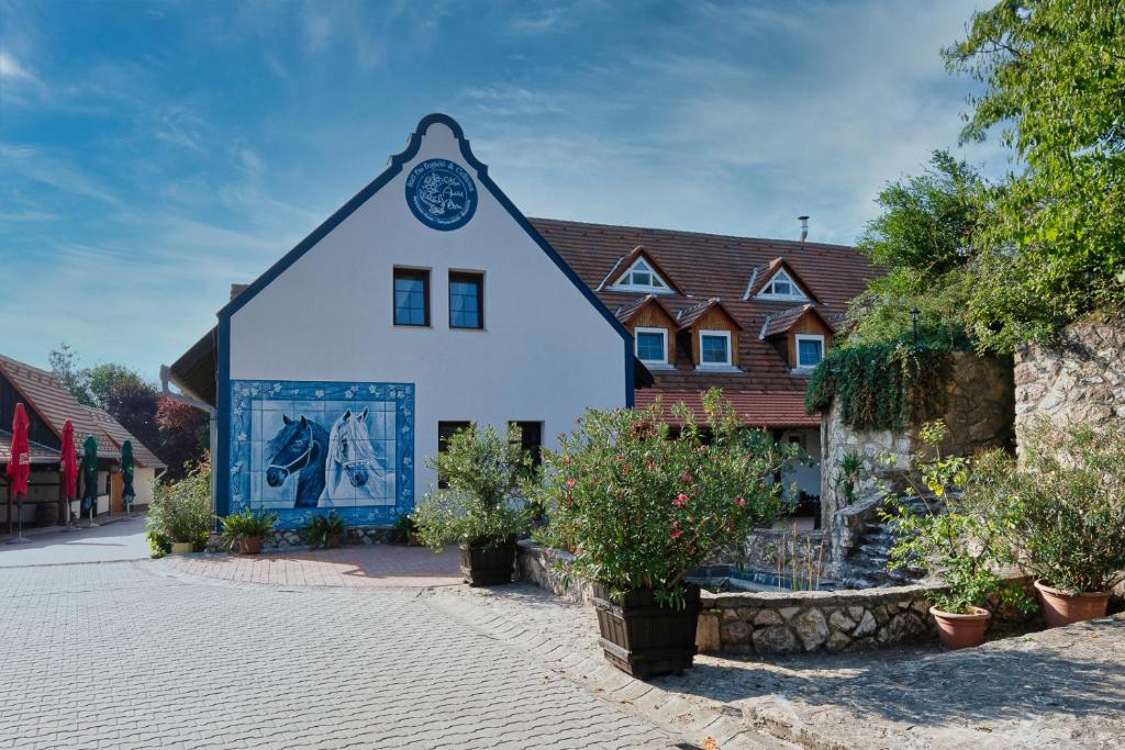 a building with a mural on the side of it at Szél Fiai Fogadó in Nyúl