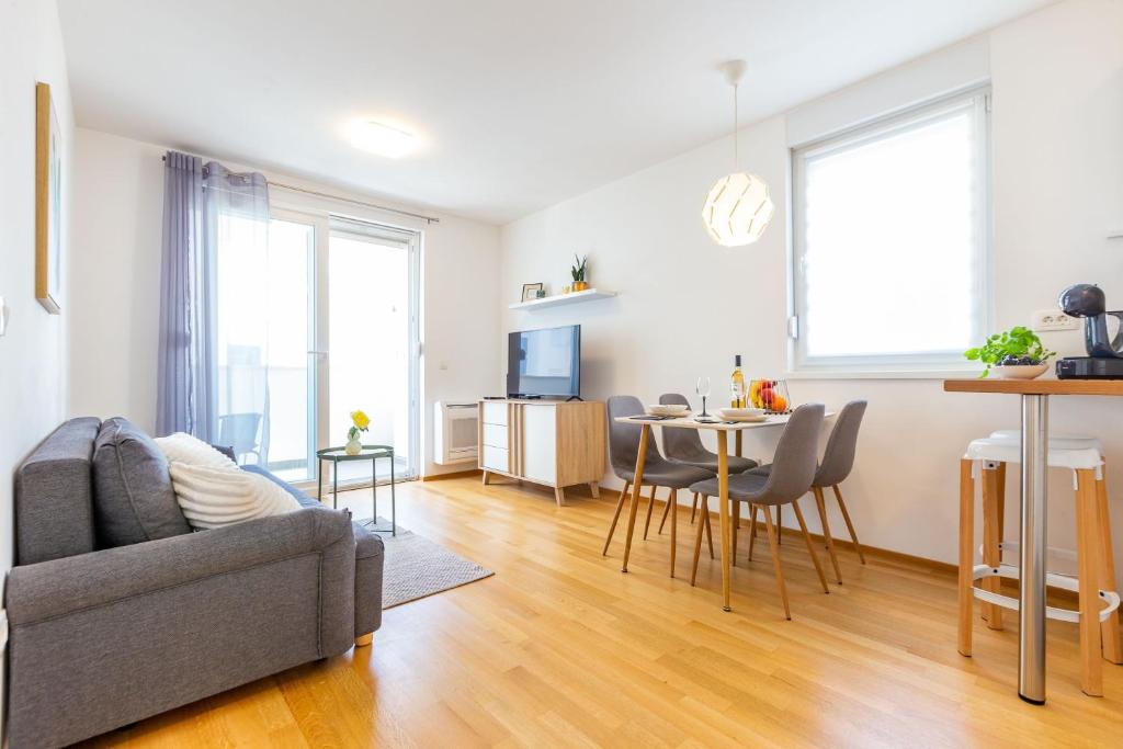 Televízia a/alebo spoločenská miestnosť v ubytovaní VK-Zadar apartman w balcony