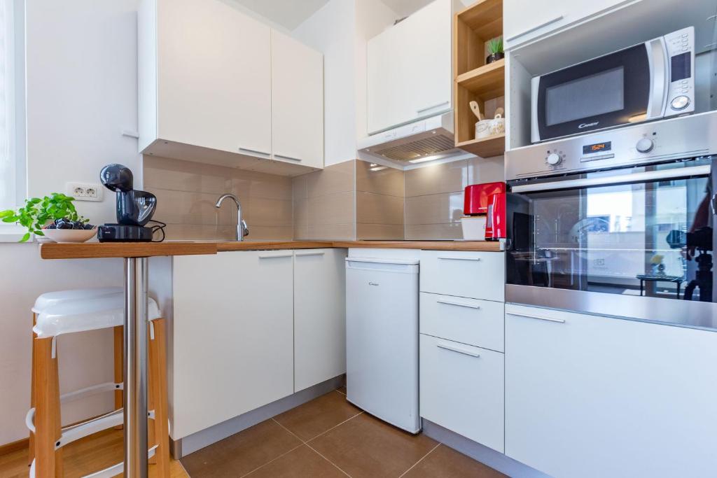 Kuchyňa alebo kuchynka v ubytovaní VK-Zadar apartman w balcony