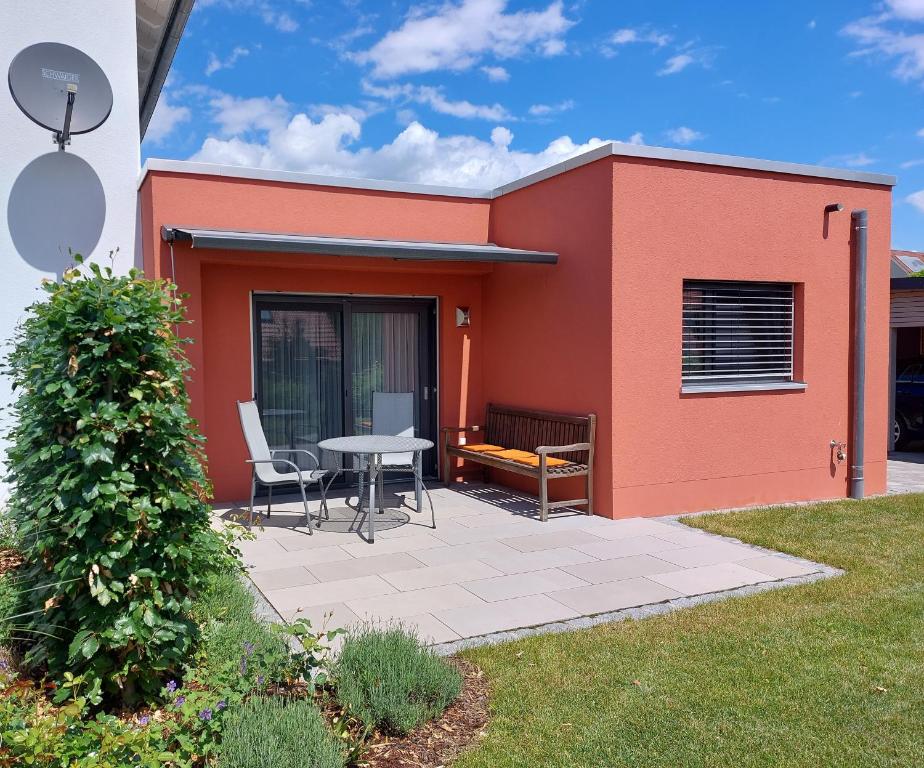 een huis met een patio en een tafel en stoelen bij Ferienwohnung Waldblick in Abenberg