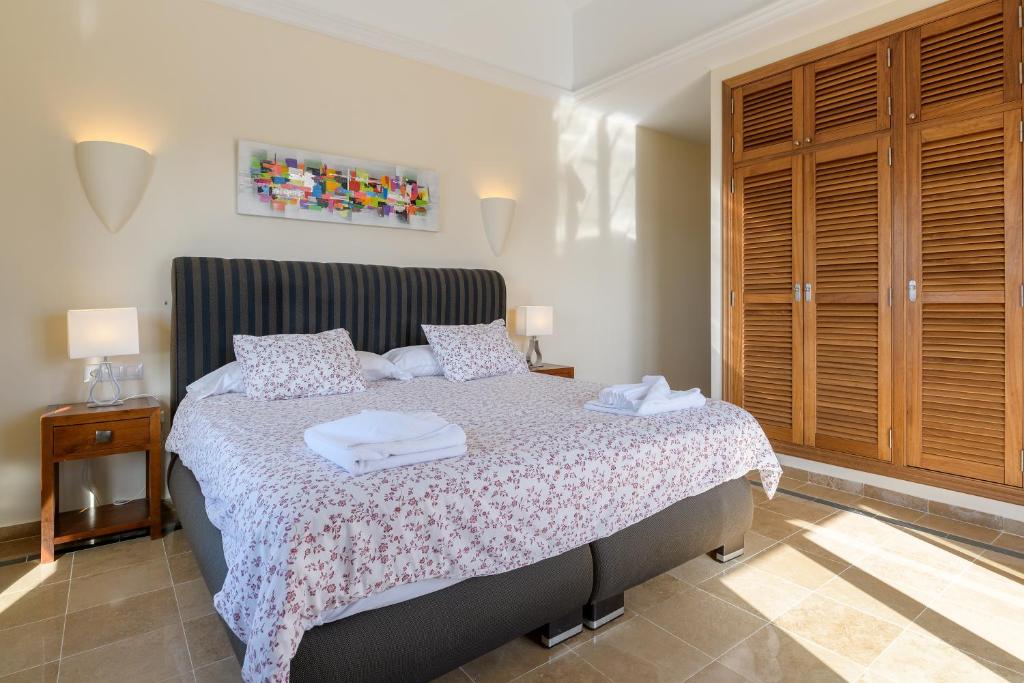 Postel nebo postele na pokoji v ubytování Hipoclub Villas, Aguamarina 27