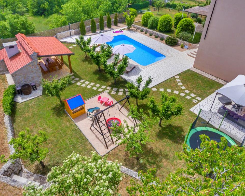 eine Luftansicht eines Hauses mit Pool in der Unterkunft Villa Prima Natura Imotski, private pool in Imotski