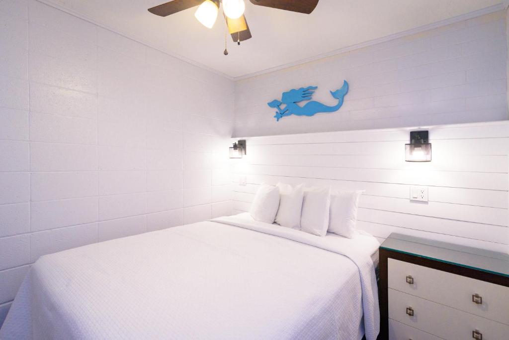 Postel nebo postele na pokoji v ubytování Outer Banks Motor Lodge