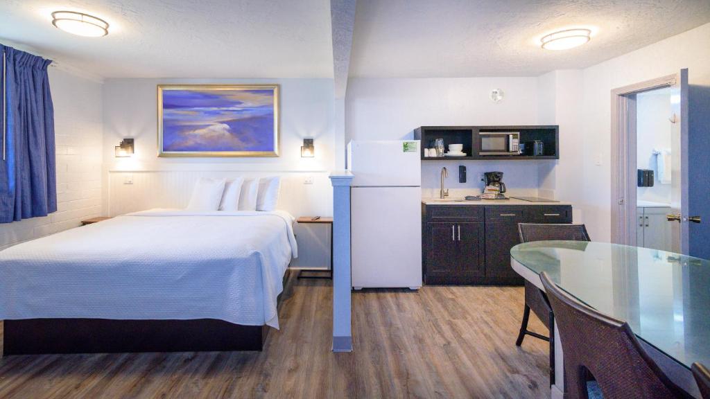 Postel nebo postele na pokoji v ubytování Outer Banks Motor Lodge