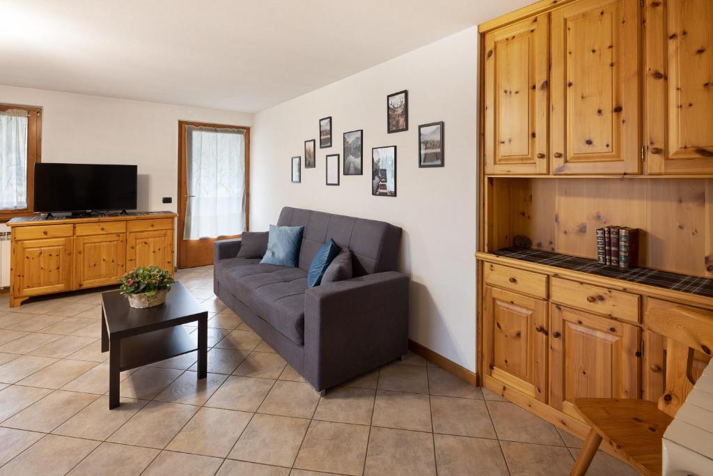 瓦爾迪登特羅的住宿－Baita bruno 2，客厅配有沙发和桌子