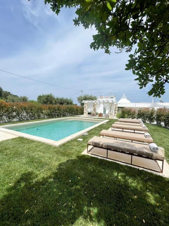 Bazén v ubytování Trullo San Vincenzo con Piscina nebo v jeho okolí