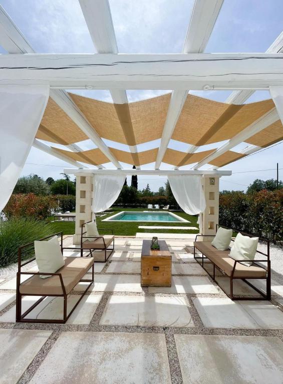 Posezení v ubytování Trullo San Vincenzo con Piscina