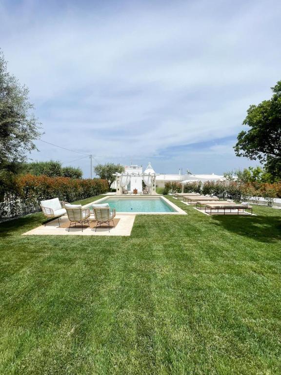 Bazén v ubytování Trullo San Vincenzo con Piscina nebo v jeho okolí