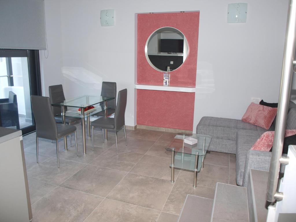 Posedenie v ubytovaní Attic Apartments