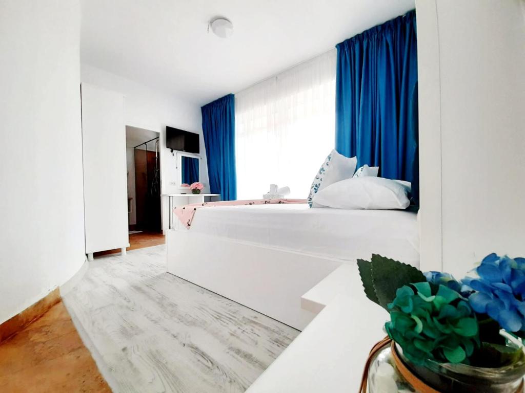 Giường trong phòng chung tại Vila Thassos Sea View pe plaja Belona