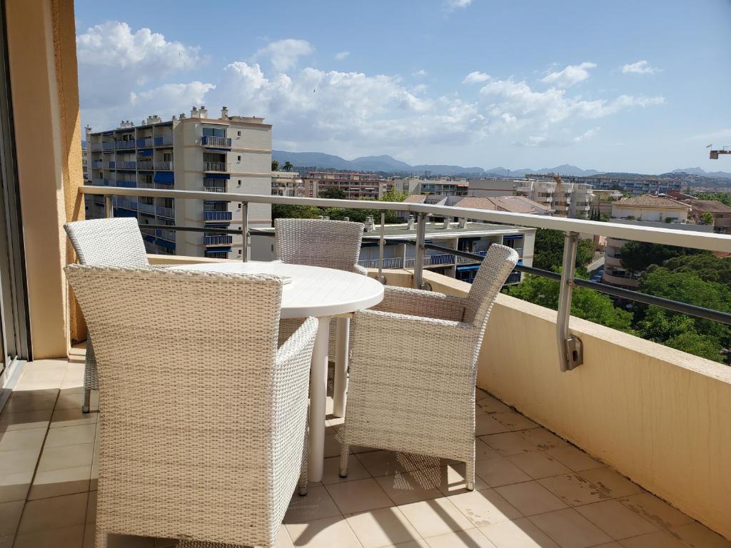 un balcon avec une table et des chaises et une vue dans l'établissement MIOUGRANO T1 Bis 30m2 4 Personnes 200 m de la Plag, à Fréjus