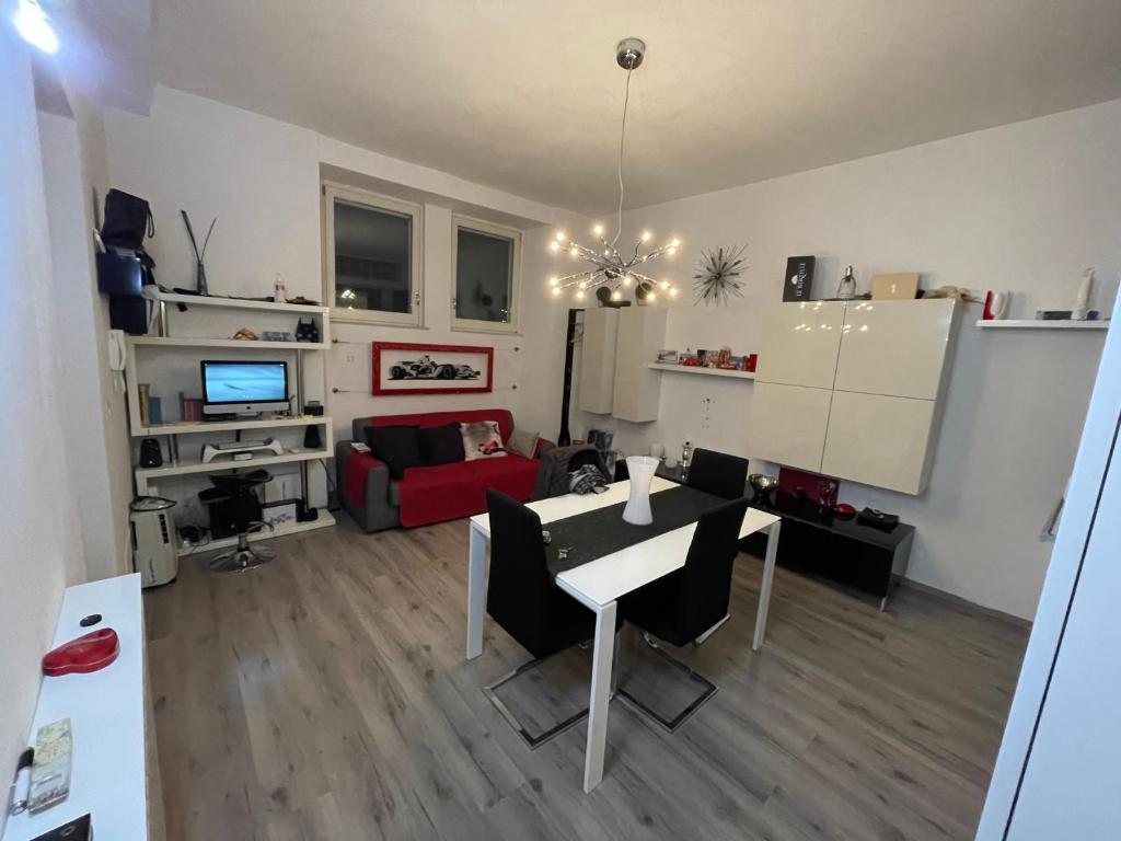 ein Wohnzimmer mit einem Tisch und einem Sofa in der Unterkunft Appartamento San Martino in Spoleto