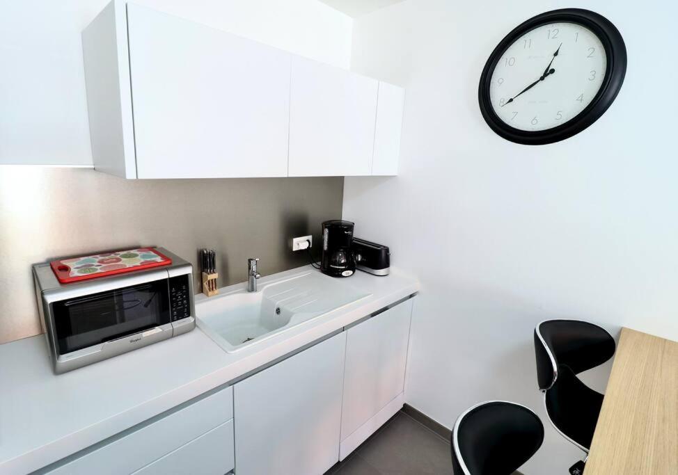 Kuchyňa alebo kuchynka v ubytovaní Maison bleue - Apt 4 pers, 2 chambres, prox marché
