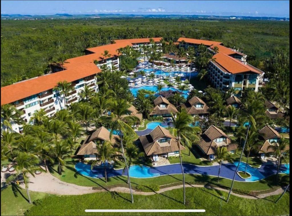 einen Luftblick auf ein Resort mit Pools in der Unterkunft Porto de Galinhas Resort Marulhos in Porto De Galinhas