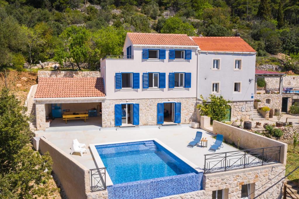 einen Luftblick auf eine Villa mit einem Pool in der Unterkunft Villa Korta - Spacious House with Pool in Babino Polje