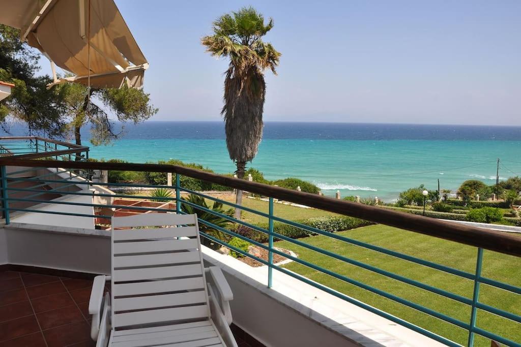 Yades elegant villa 2 minutes away from the beach في كاليثي هالكيديكي: شرفة مطلة على المحيط