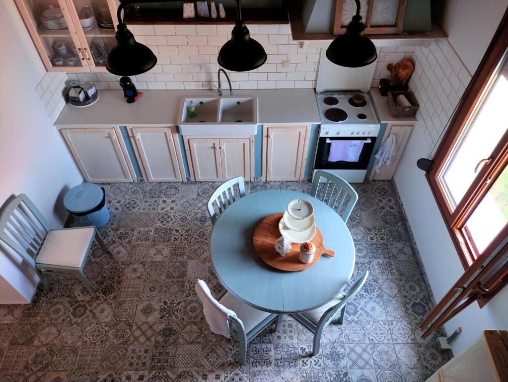 una cucina con tavolo e sedie e vista sul soffitto. di Habezeiko - The Vintage House ad Áfitos