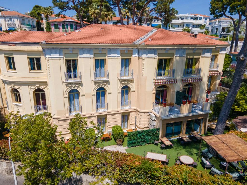 an aerial view of a large house with a yard at Hôtel Petit Palais in Nice