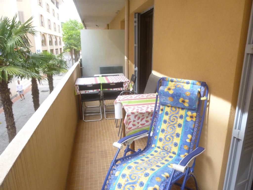 une rangée de chaises et de tables sur un balcon dans l'établissement SANARY - Zone piétonne - CLIM - 2 chambres 4 à 6 personnes - WIFI, à Sanary-sur-Mer